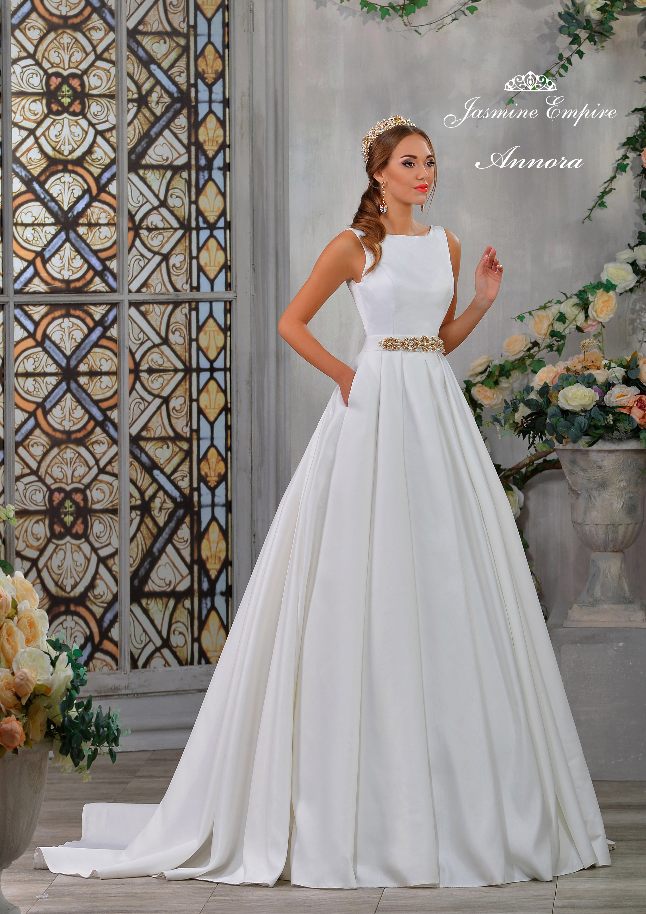 Свадебное платье со шлефом